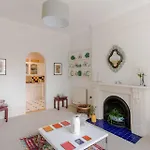 Traditional 2 Bed Apartment Notting Hill