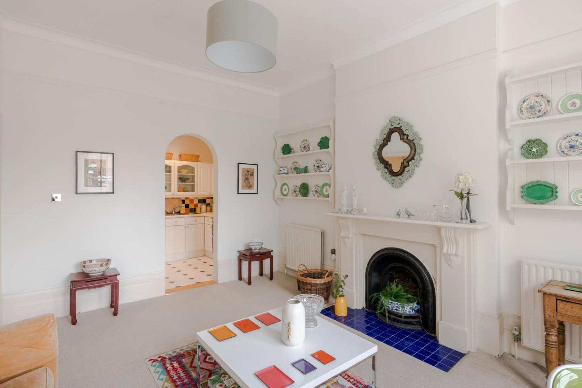 Traditional 2 Bed Notting Hill Apartment *